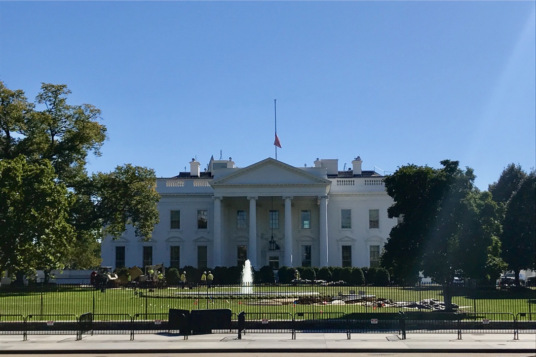 View of The White House from the front lawn