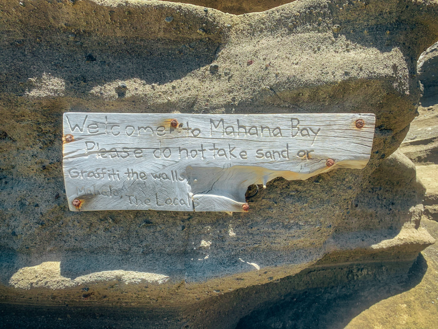 Warning sign at Papakōlea Beach - Mahana Bay, Hawaii Island