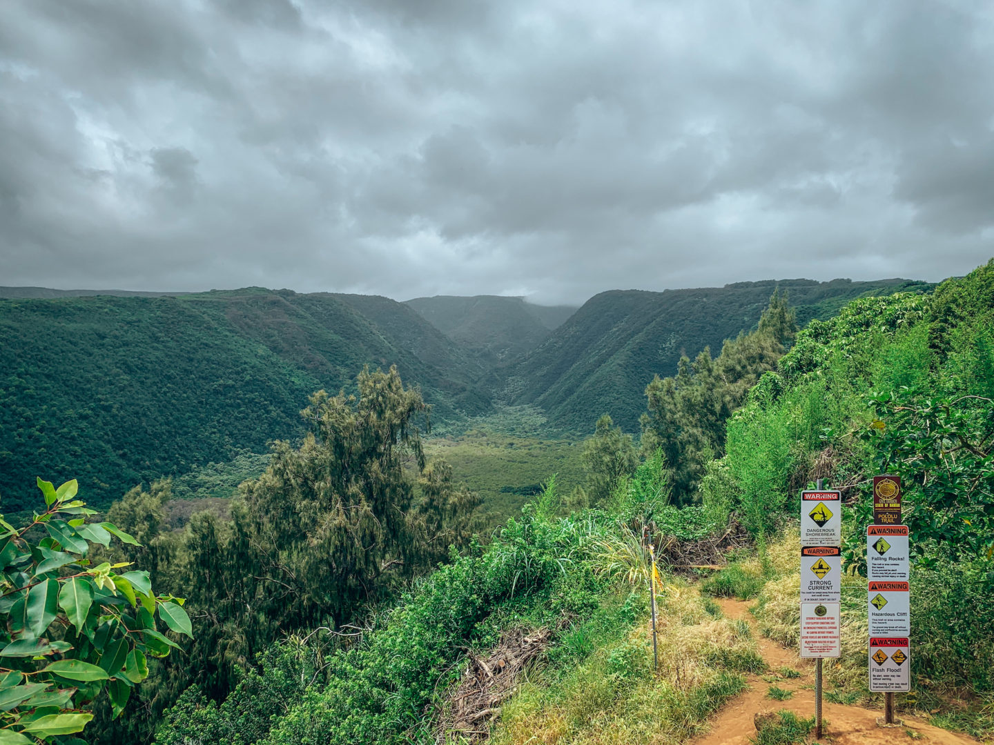 Warning signs at Pololu Valley Lookout - Kapaau, Hawaii Island