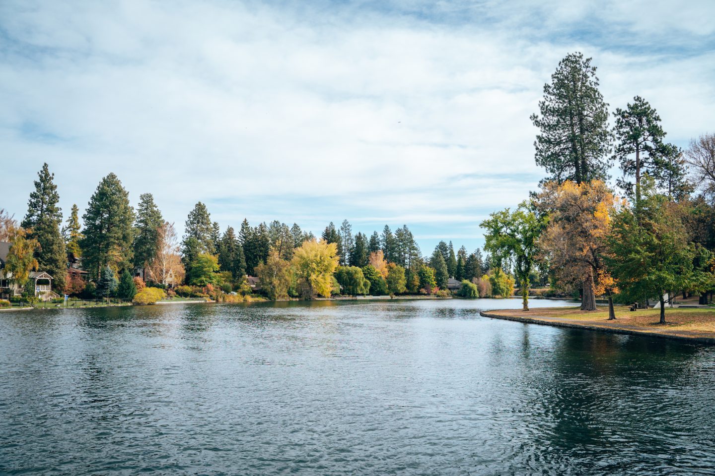Drake Park & Mirror Pond - Bend Oregon - The perfect Bend Oregon hotel stay for vanlifers