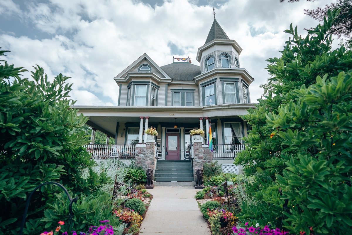 Stay at the Cherry Tree Inn for a weekend getaway in Woodstock, IL