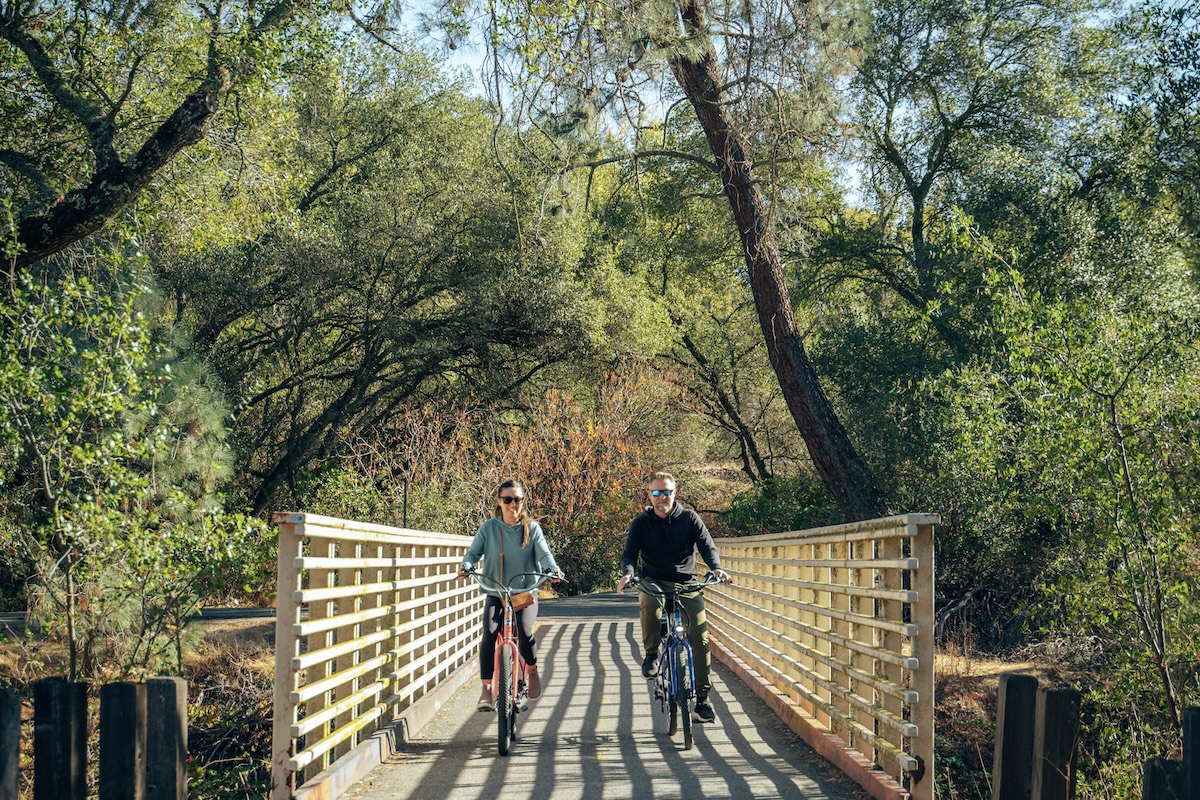 Rent e-bikes to ride on the Folsom Bike Trails!