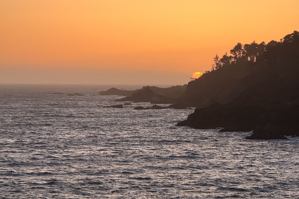 SUNSET OVER THE PACIFIC OCEAN